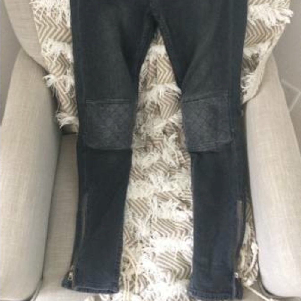 H&M Skinny Low Waist Ankle Moto Jeans - Black - Size 27
LIKE NEW